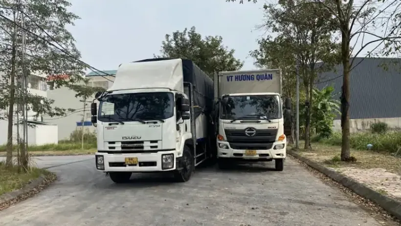 Xe tải tại khu vực khai thác hàng hóa
