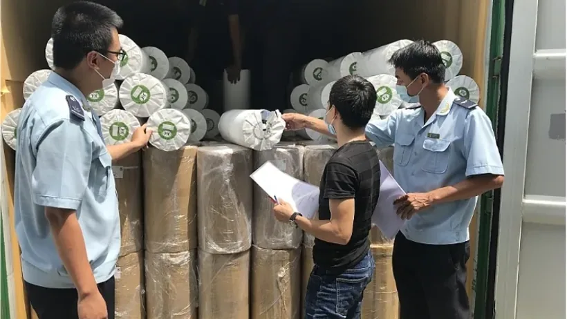 Nhân viên đang kiểm tra và bàn giao hàng hóa