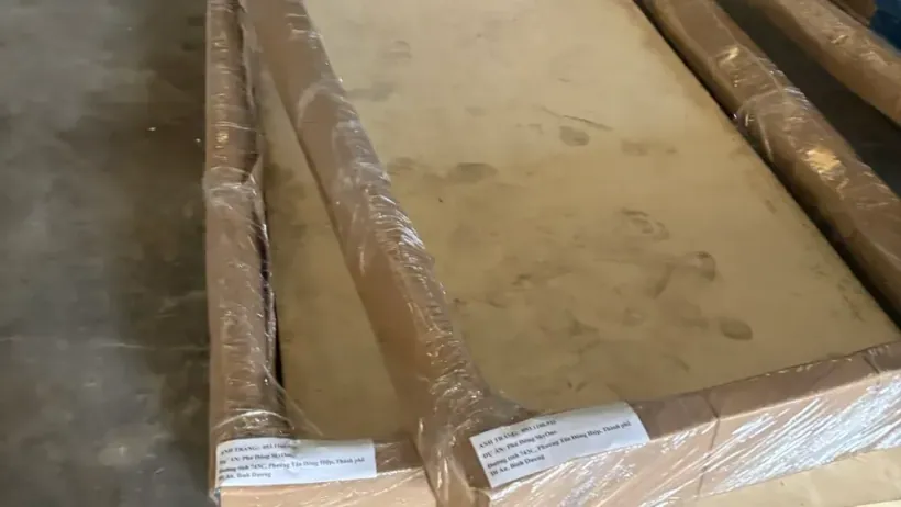 Kiện ống kim loại được bọc bảo vệ trước khi vận chuyển