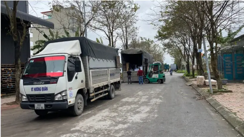 Xe tải tại khu vực khai thác hàng hóa