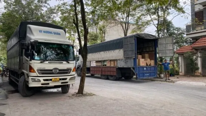Xe tải Hương Quân khai thác hàng tại kho bãi