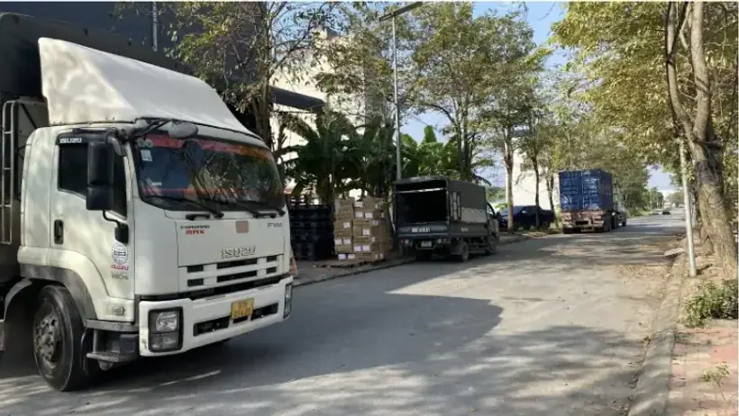 Xe tải tại khu vực khai thác hàng hóa