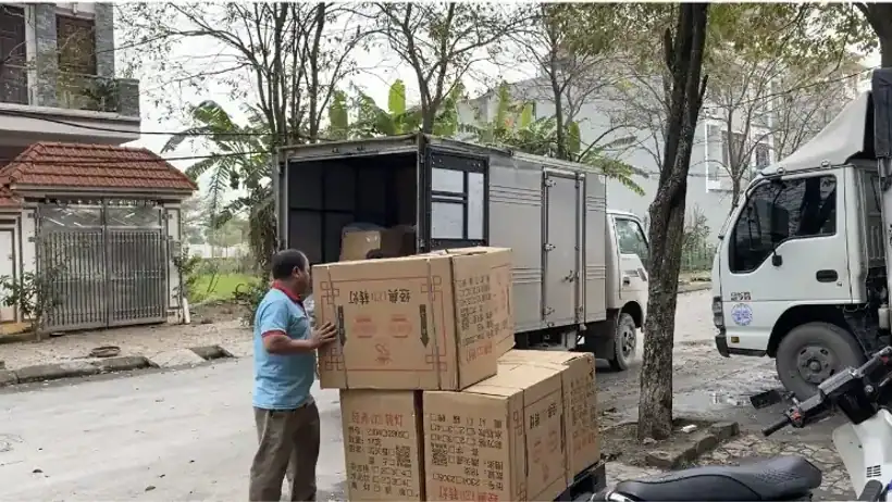 Nhân viên đang kiểm tra và bàn giao hàng hóa