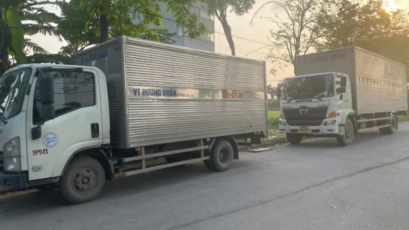 Xe tải tại khu vực khai thác hàng hóa