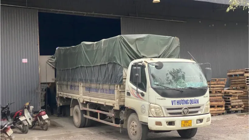 Xe tải tại khu vực khai thác hàng hóa