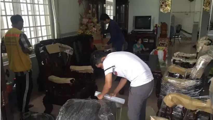 Nhân viên đang kiểm tra và bàn giao hàng hóa