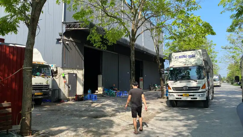Xe tải tại khu vực khai thác hàng hóa
