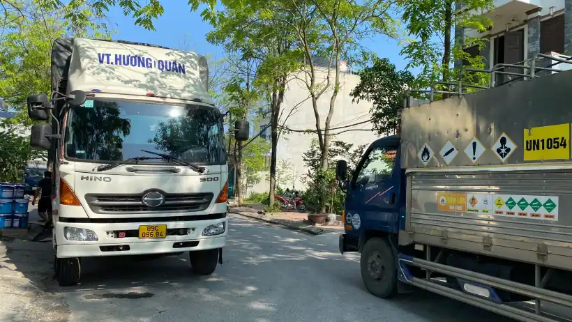 Xe tải tại khu vực khai thác hàng hóa