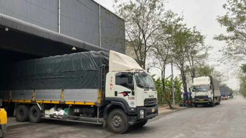 Xe tải tại khu vực khai thác hàng hóa