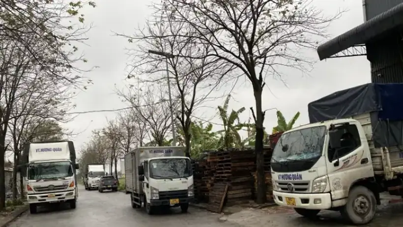 Xe tải tại khu vực khai thác hàng hóa