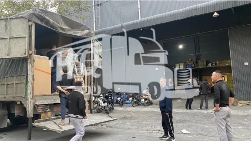 Nhân viên đang kiểm tra và bàn giao hàng hóa