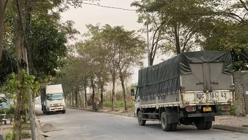 Xe tải tại khu vực khai thác hàng hóa