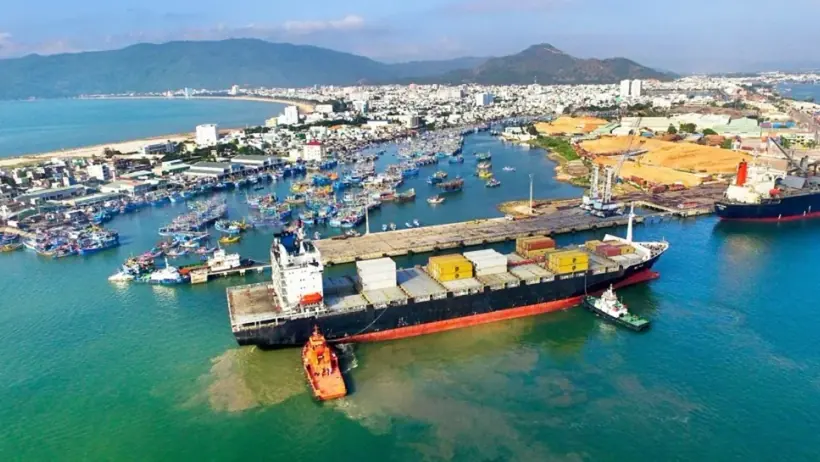 Khu vực cảng phục vụ vận chuyển hàng hóa
